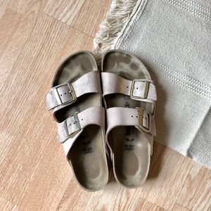 Heathered metallic light pink Birkenstock’s